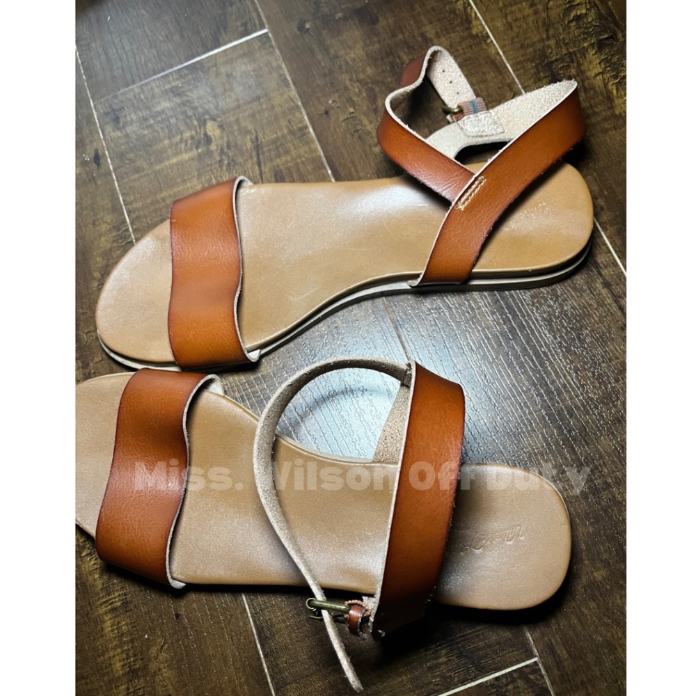 Universal Thread Sandals